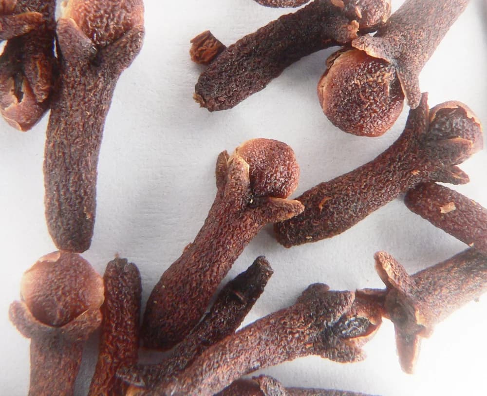 Whole dried cloves